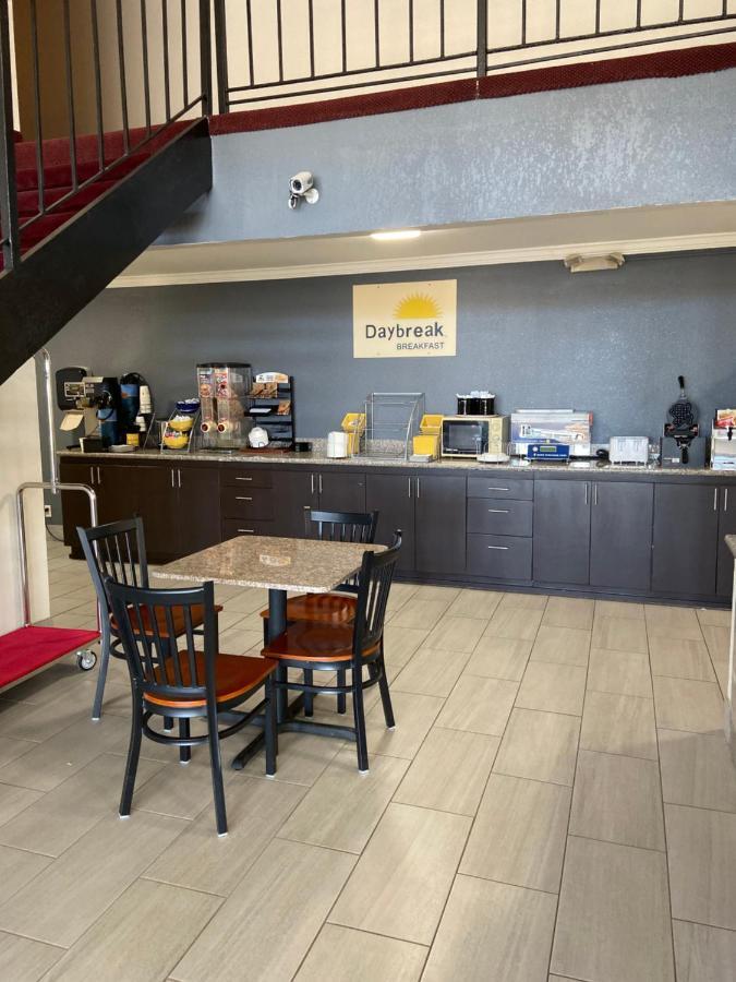 Days Inn By Wyndham Eastland Exteriér fotografie